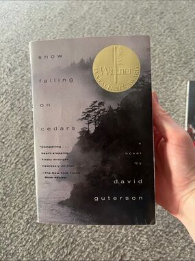 Snow Falling on Cedars by David Guterson - Paperback, Black/Gray Cover